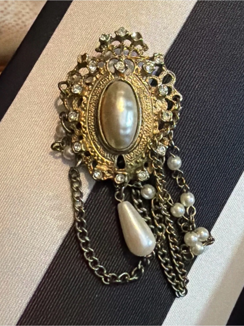 Vintage Florenza Style Gold Tone Brooch with Pearls and Rhinestones